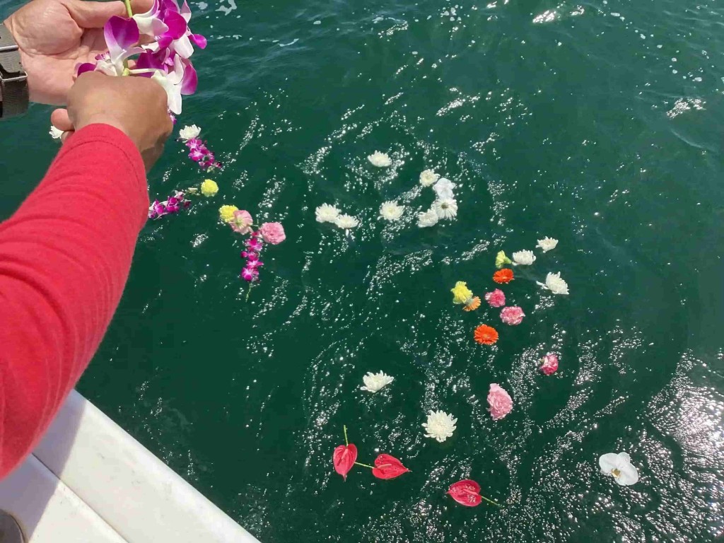宮城県の塩釜港沖を回遊する海洋散骨ツアーの雰囲気