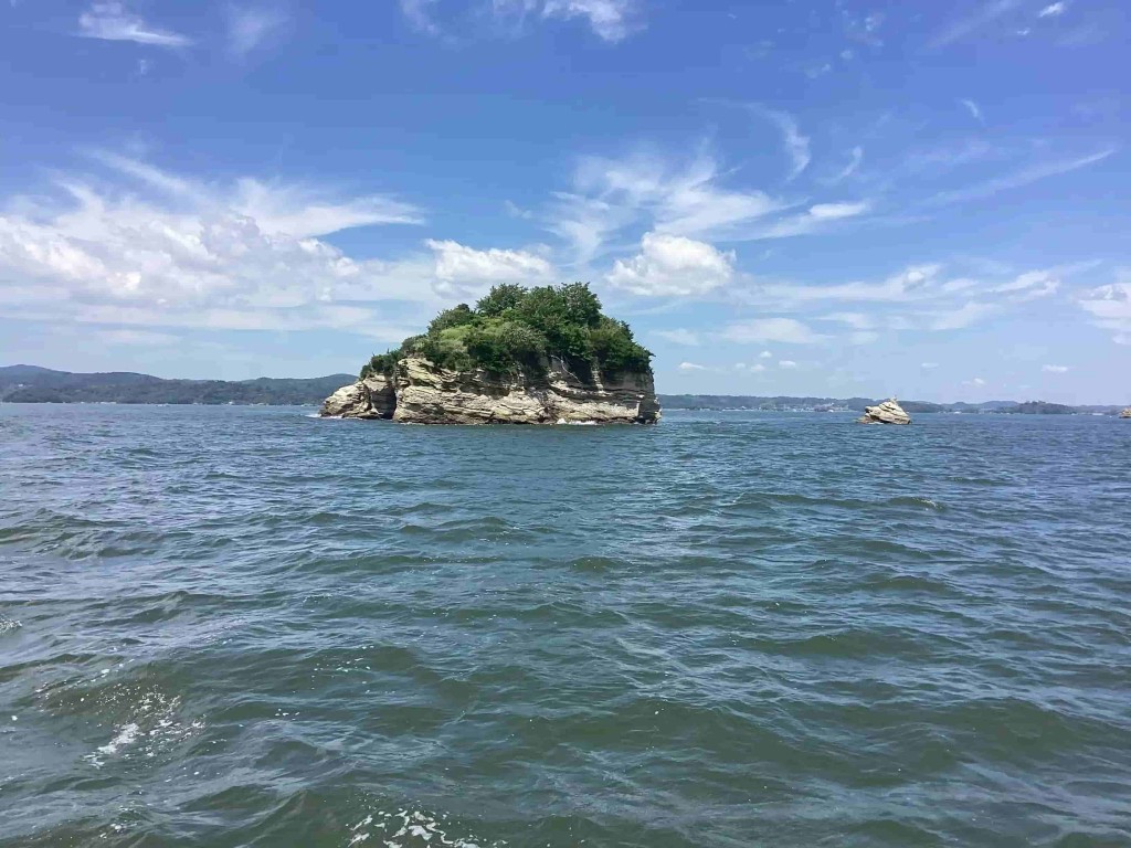 宮城県の塩釜港沖を回遊する海洋散骨ツアーの雰囲気(海と岩礁の景色)