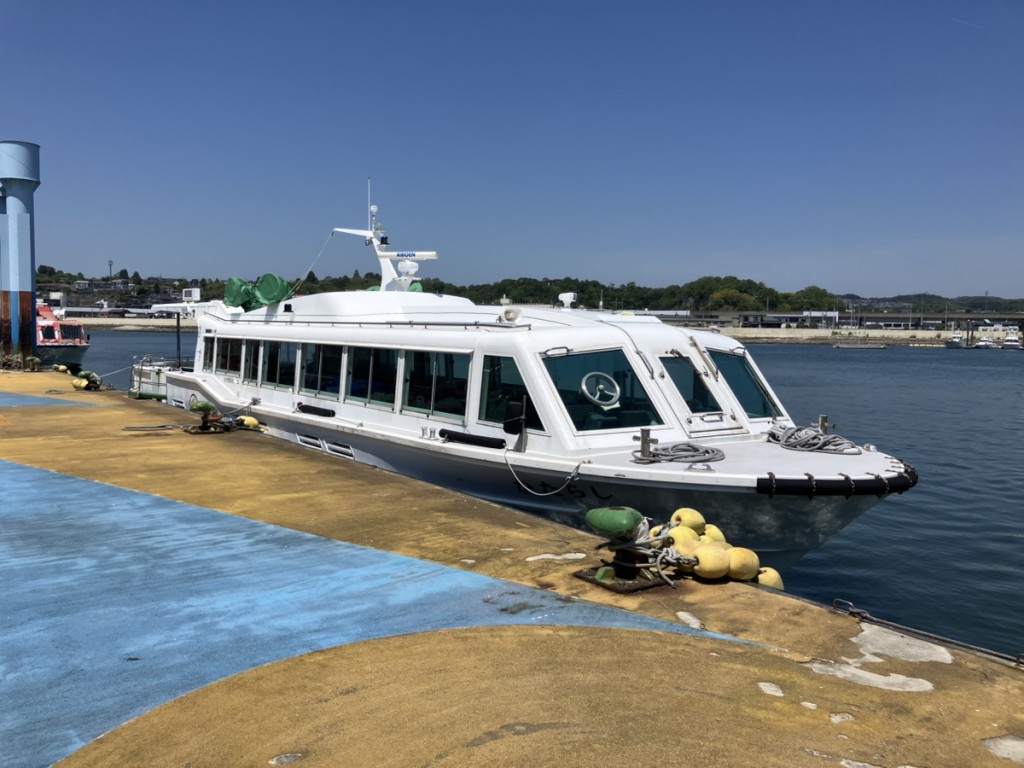 宮城県の塩釜港沖を回遊する海洋散骨ツアーの当日の流れ(船の画像)