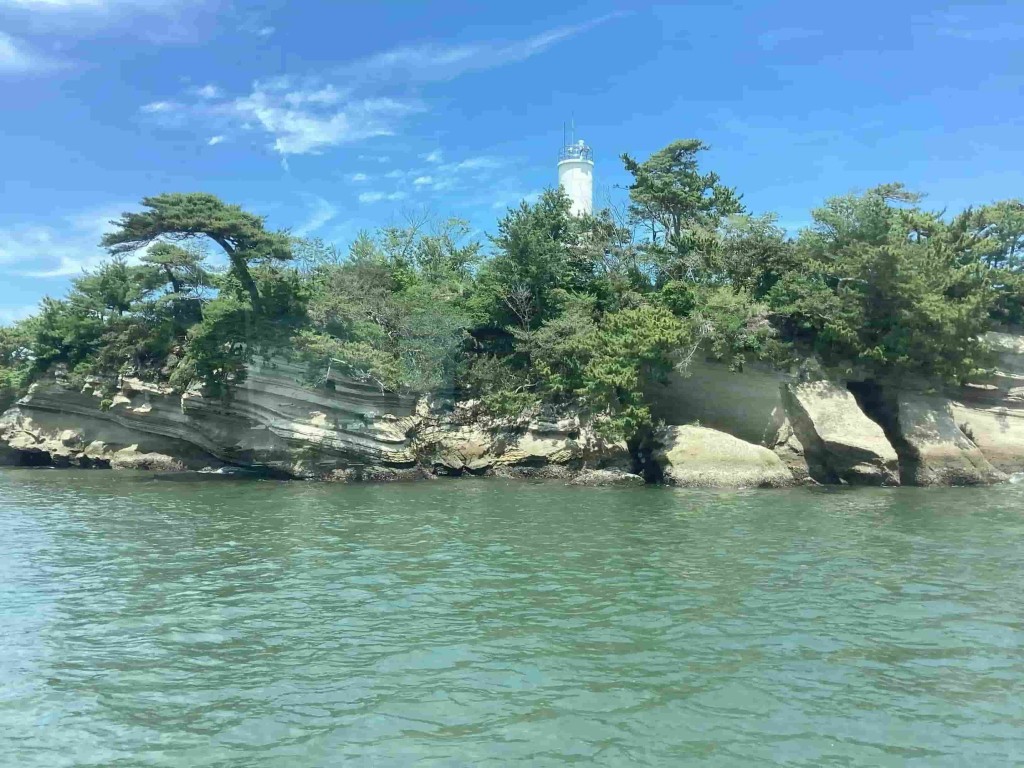 宮城県の塩釜港沖を回遊する海洋散骨ツアーの当日の流れ(回遊時の海、島の景色)