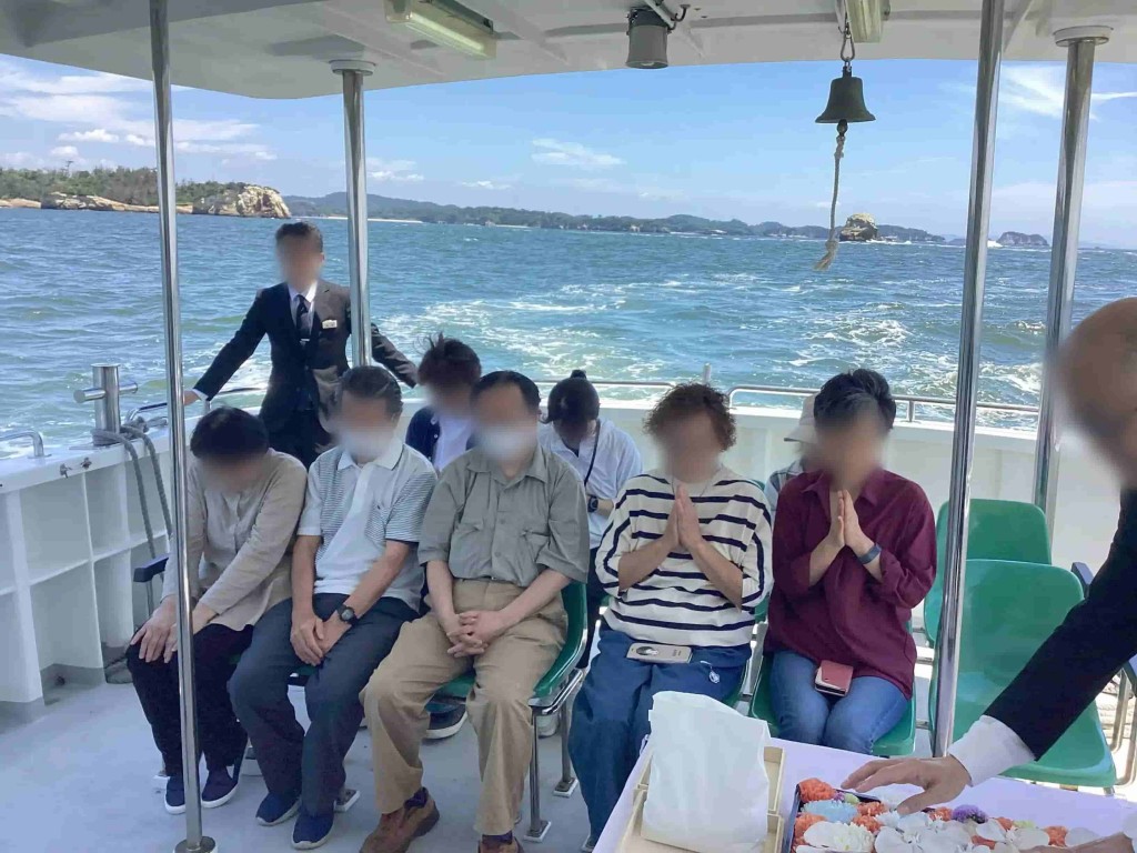 宮城県の塩釜港沖を回遊する海洋散骨ツアーの当日の流れ(黙祷)